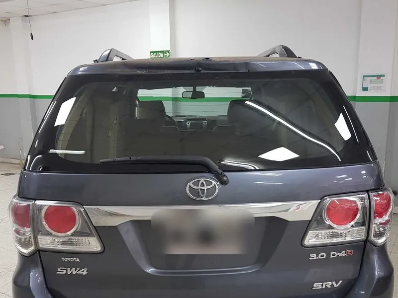 Toyota SW4 vista desde atrás, cambio de luneta