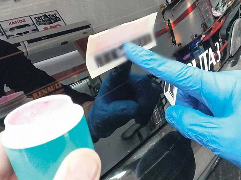 Grabado de la patente sobre el cristal: aplicación con plantilla en el taller