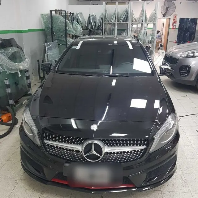 Mercedes-Benz Clase A negro en el taller