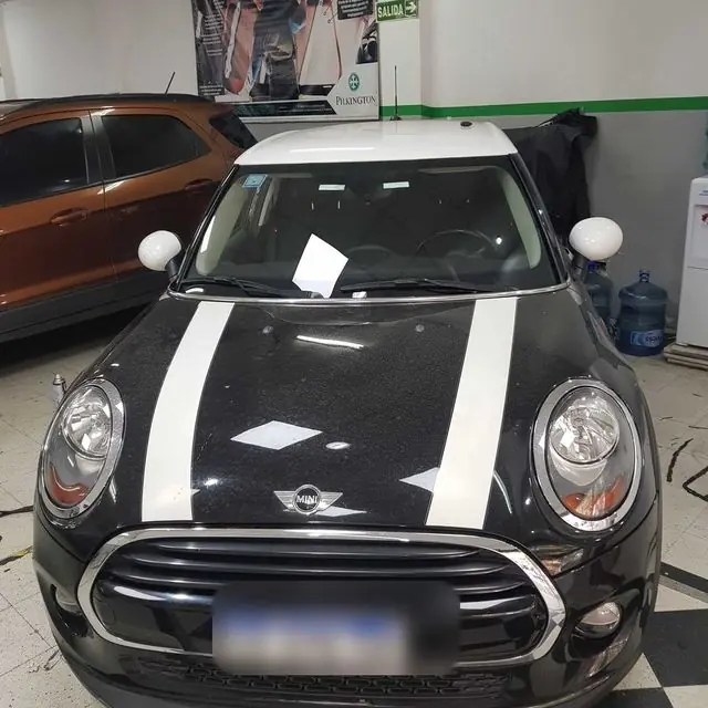 Mini Cooper negro en el taller