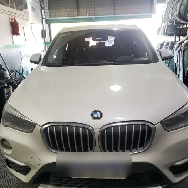 BMW X1 blanco en el taller