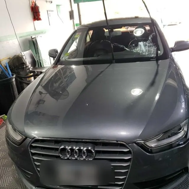 Audi A4 gris en el taller