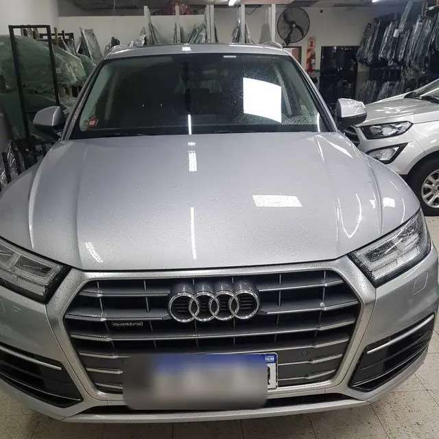 Audi Q5 plateado en el taller