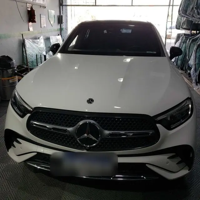 Mercedes-Benz GLC blanco en el taller